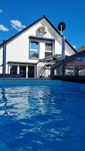 Traumhaus mit Einliegerwohnung in Saabrücken, Pool, Sauna, Klima .... – Blick aus Pool Hinterhaus