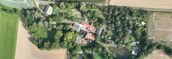 Kemping w idyllicznej lokalizacji, wymagający renowacji – stajnia dla koni i młyn dostępne opcjonalnie do nabycia