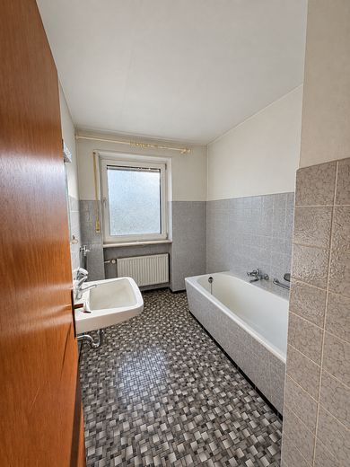 Bungalow indipendente su 669 m² · posizione ai margini del ruscello e dei campi · potenziale eccezionale! – IST Zustand Badezimmer