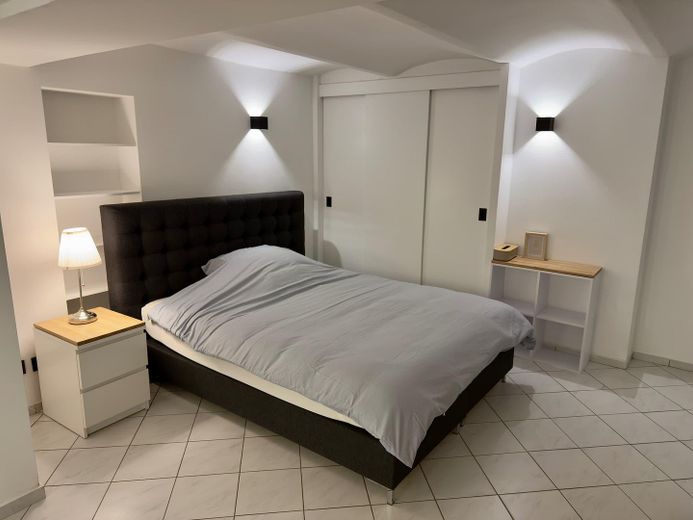 Voll ausgestattete helle Wohnung & Parkplatz im Souterrain mit Whirlpool & Garten – Boxspringbett