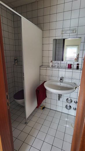 Bright Commercial Space for Versatile Use – WC