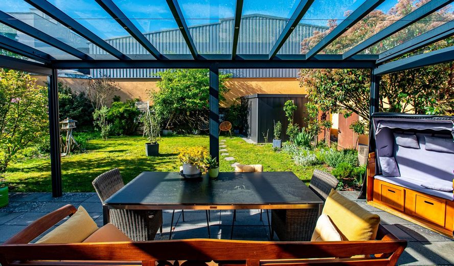 Maison de rêve design dans un emplacement idéal (réservée) – Blick Pergola in Garten ff.