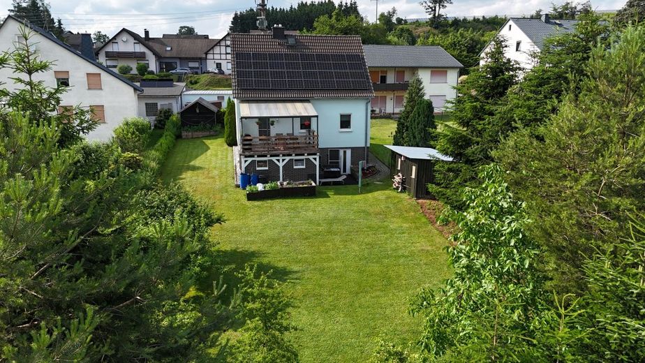 Einziehen und Wohlfühlen: Gepflegtes Einfamilienhaus mit Traumblick und moderner PV-Anlage in Teuschnitz OT Haßlach – Wohnhaus mit Garten