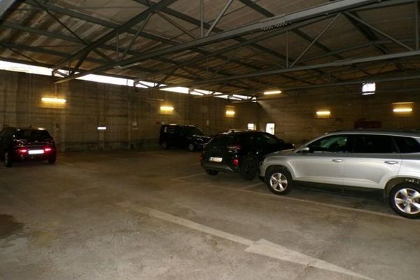 Gewerbehalle (oder Festmietparkplatzhalle) im Herzen von Köln