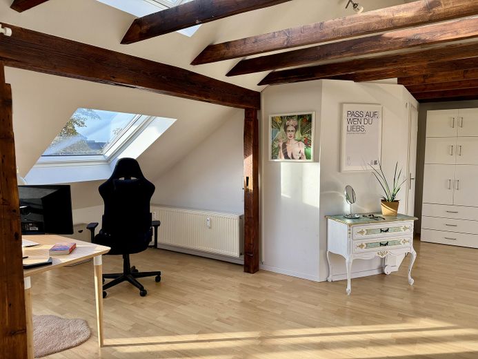 Maisonette de estilo antiguo inundada de luz, con chimenea, aire acondicionado y un ambiente residencial tranquilo – Schlafzimmer - Schreibtisch