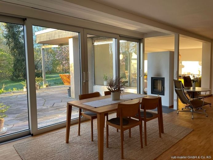 Rarität im Fichtelgebirge: Kernsanierter Bauhaus-Bungalow mit 163m² auf 7.500 m² Parkgrundstück – 14_Wohn-Essbereich-Kaminofen