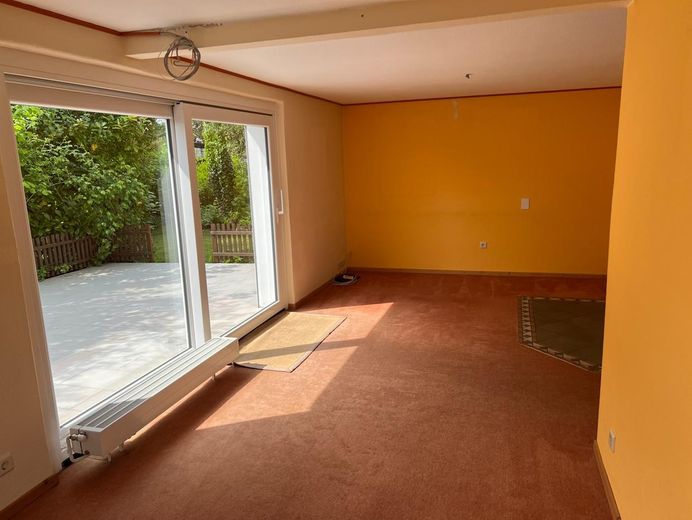 Vivre au centre sans stress de rénovation : maison individuelle compacte, grand jardin, garage XXL – Wohnzimmer EG