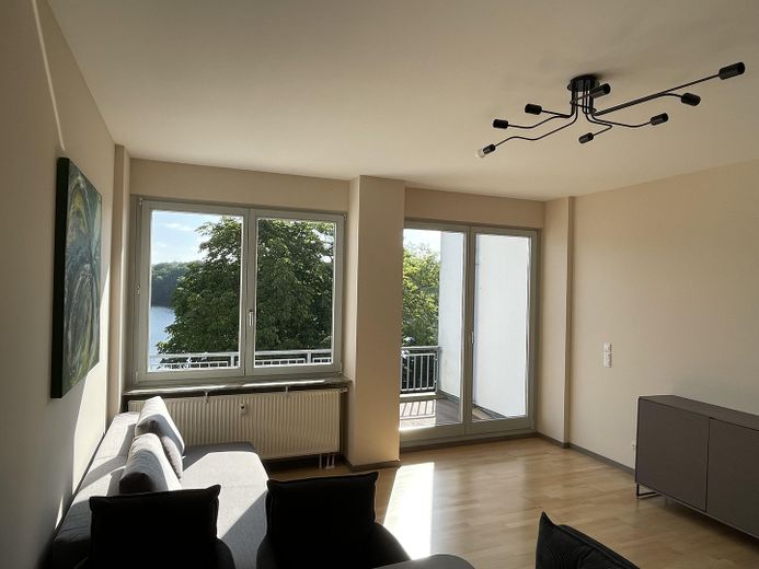 Helle möblierte Dreizimmerwohnung am Jungfernsee – Wohnküche