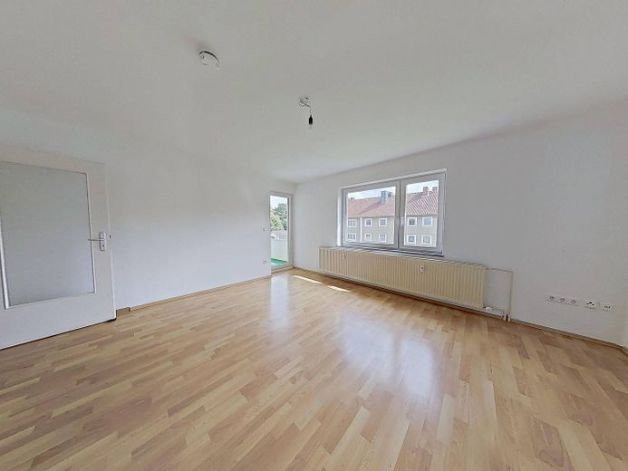 Reinkommen und Wohlfühlen: 3-Zimmer-Wohnung mit neuem Badezimmer und Balkon – Ansicht I: Wohnzimmer