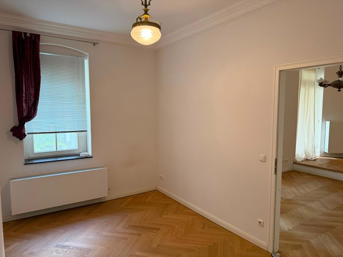 Energieeffiziente Altbauwohnung in Berlin Friedrichshain provisionsfrei, bezugsfrei – kleineres Zimmer