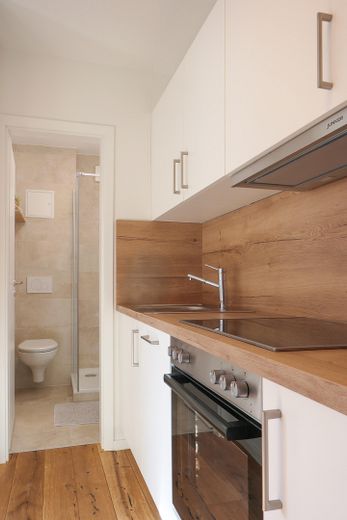Wunderschöne Wohnung in Bestlage – Blick Küche Bad
