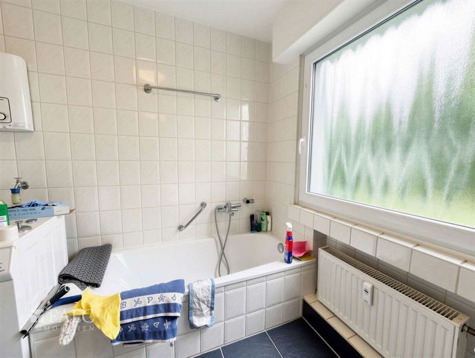 Gut geschnittene 4-Zimmer-Wohnung mit Tiefgaragenstellplatz im Wohnpark – Badezimmer