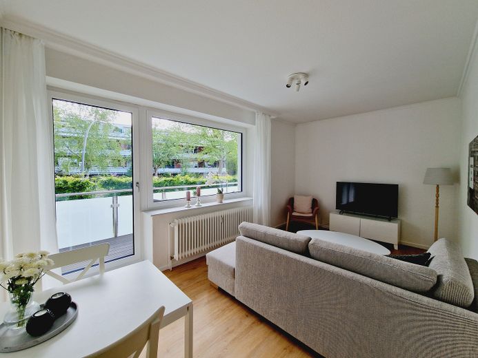 Liebevoll möblierte 2 Zimmer Wohnung mit Balkon ab sofort – Wohnzimmer
