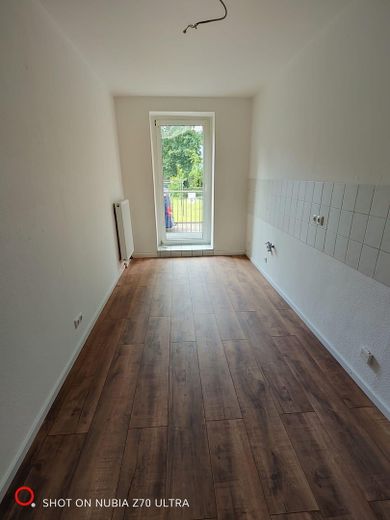 Appartement rénové dans un immeuble ancien avec balcon – calme et central à Gohlis – Küche