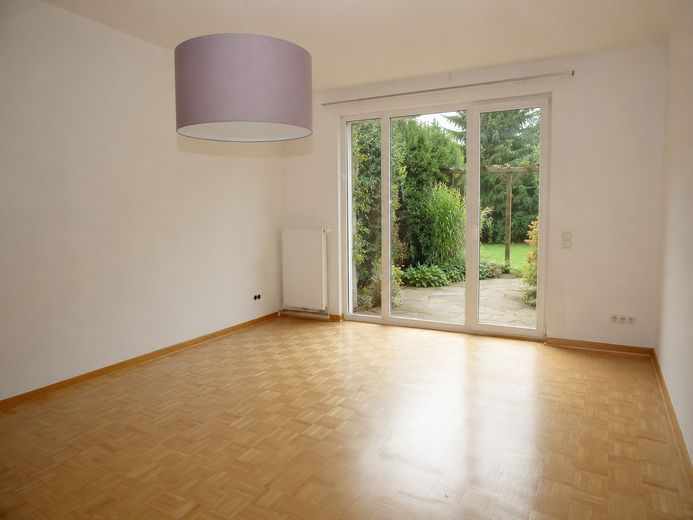 Provisionsfrei von privat: Modernisiertes Reihenhaus mit Garage in Hagen-Ems – Wohnzimmer, Blick zum Garten