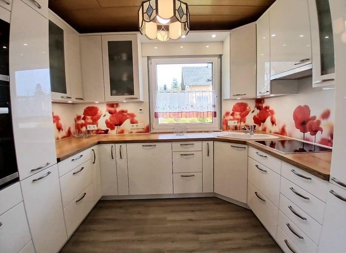 PROVISIONSFREI - Großer, charmanter  Bungalow mit Untergeschoß - keine Renovierungen, nur einziehen! – Küche mit EBK, Echtlack!!!