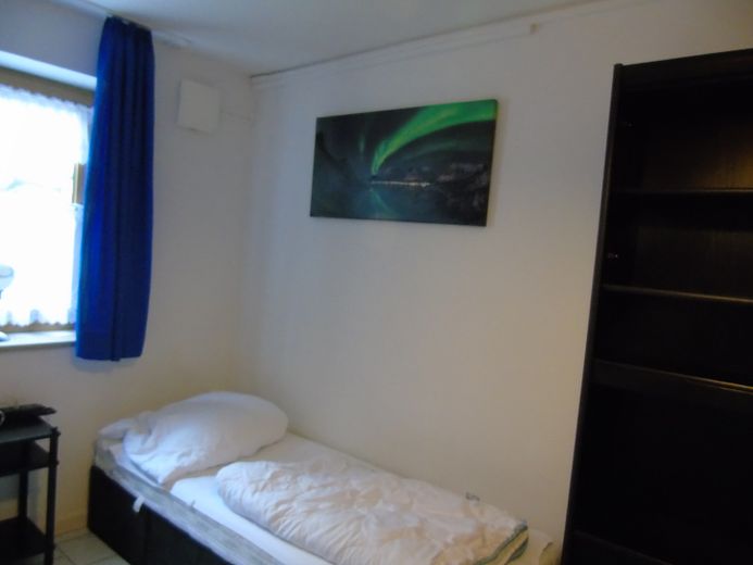 Appartamento seminterrato modernizzato in posizione tranquilla con terrazza, giardino e posto auto – Kleines Zimmer Bild 1