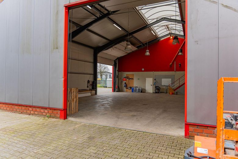 Vielseitige Gewerbeimmobilie in Wietmarschen OT Lohne: Halle, Büro & Wohnhaus – Halle mit zwei Sektionaltoren