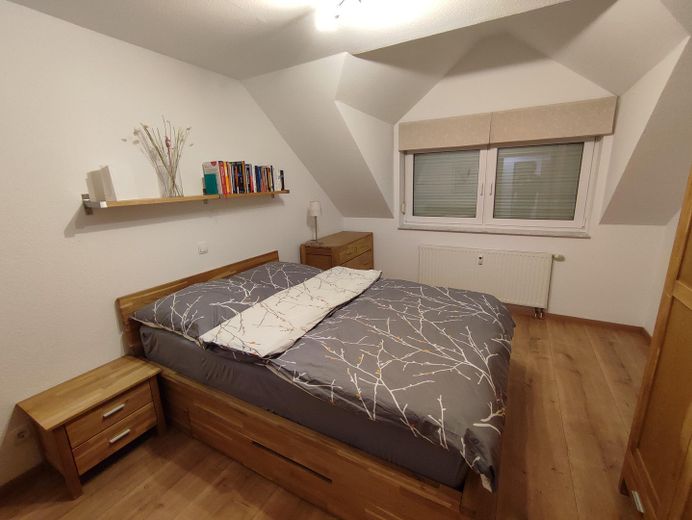 Provisionsfrei: Lichtdurchflutete DG-Wohnung mit 16 m² Dachterrasse, Aufzug & TG-Stellplatz – Schlafzimmer