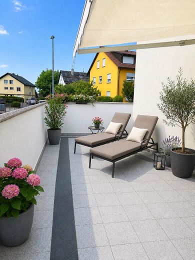 Charmante 3-Zimmer-Wohnung im mediterranen 6-Familien-Haus – Terrasse Teilansicht 