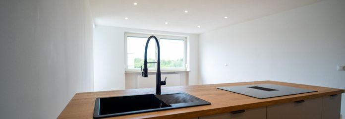 Neue Küche mit Halbinsel