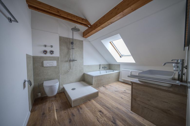 Lutherstraße: 2-Zimmer-Maisonette, fugenloses Bad, tolle Aussicht, Nobilia EBK – Fugenloses Badezimmer