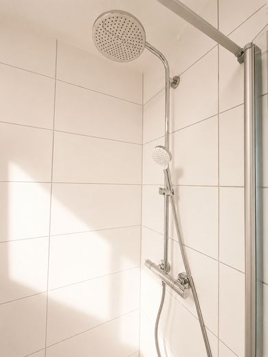 Ein Traum: Helle 3-Zimmer-Wohnung mit großem Balkon, Einbauküche und Garage – Regendusche