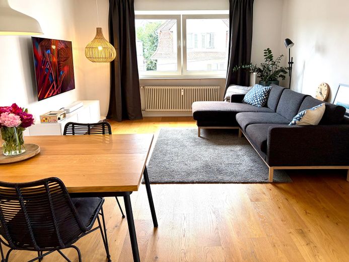 Helle 4-Zi.-Wohnung mit 2 Balkonen & Stellplatz – modernisiert, Süd-West – Wohn- und Esszimmer