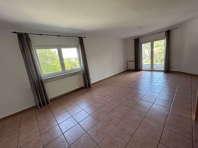3,5Zi-Maisonette-Wohnung,2Garagen,Balkon,Küche,Kamin,GästeWC,Niedernhausen,Schäfersberg. – EG Wohnzimmer