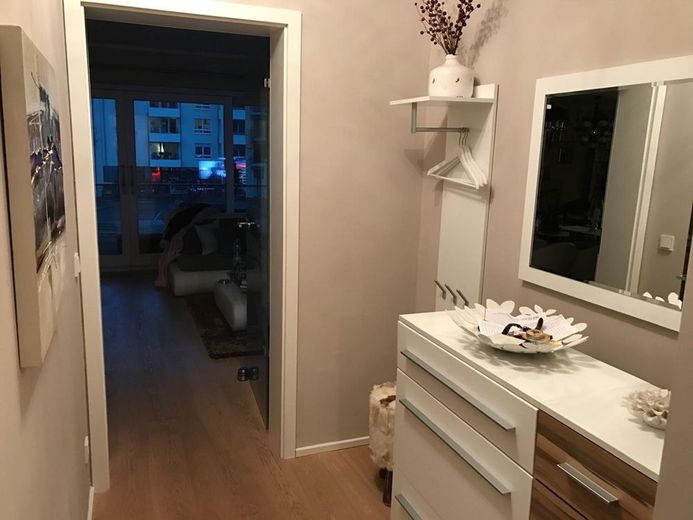 Wohnen im ehemaligen Stadtbad: Stilvolle 3-Zimmer-Wohnung mit Ruhrblick im Palais am Stadtkai – Diele