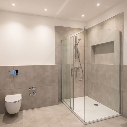 Charming 2.5-room apartment on the ground floor – other apartments available | KfW-55-EE – Badezimmer