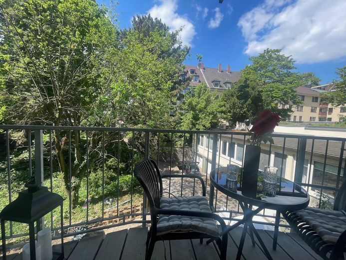 Balkon zum grünen Innenhof