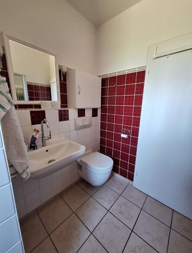 Großzügiges Einfamilienhaus in Alleinlage mit 3.250 qm Grundstück – Bad Erdgeschoss_1