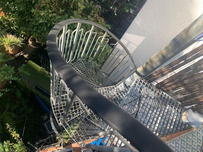 5 Zimmer saniertes helles großzügiges Haus in 63263 Neu-Isenburg " Einzugsfertig" Energie D 110 – Balkontreppe außen 