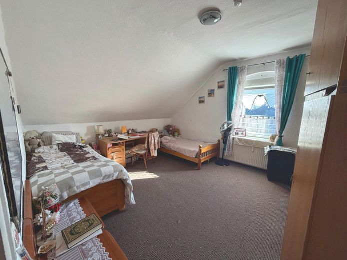 Nach WEG aufgeteiltes MFH, 4 Wohneinheiten, 2 vermietet, 1 frisch renoviert – 2.OG - Schlafzimmer 2