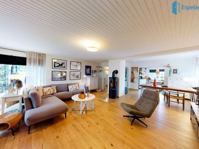 Gartenparadies: Einfamilienhaus mit zwei Wohneinheiten und Platz – Foto 1