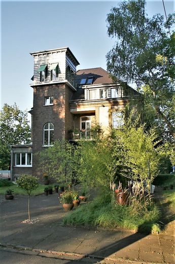 Villa im Park mit Parkplätzen