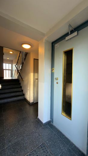 Treppenhaus mit Aufzug