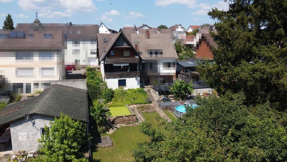 Charmante Doppelhaushälfte mit großem Garten – Außenansicht