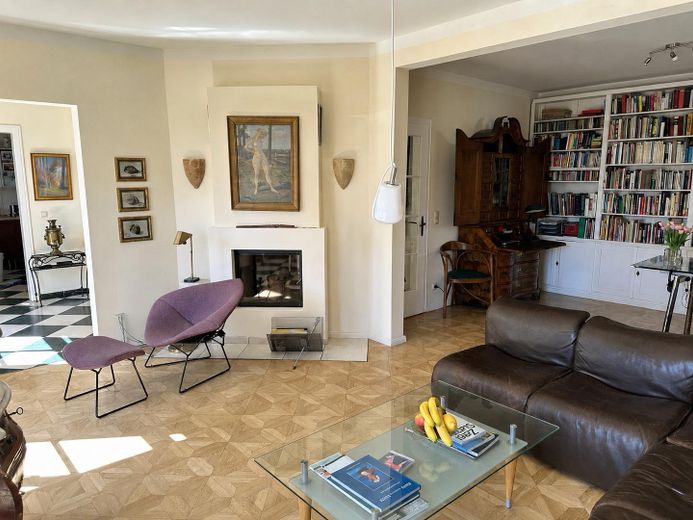 Villa mit Gutshauscharakter auf 3500m²-unverbaubarer Seeblick in Kieler Stadtrandlage – Wohnzimmer mit Bibliothek