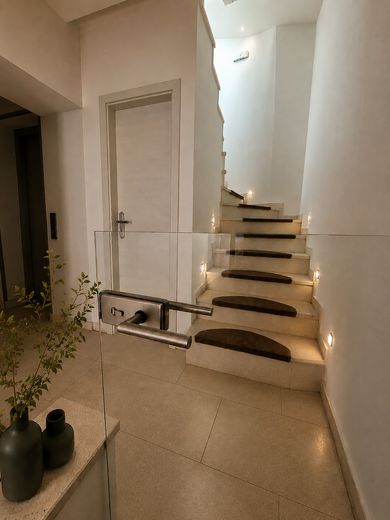 Casa nella casa con piscina, terrazza sul tetto e ascensore privato - Traunstein – Aufgang zu den Wohnebenen