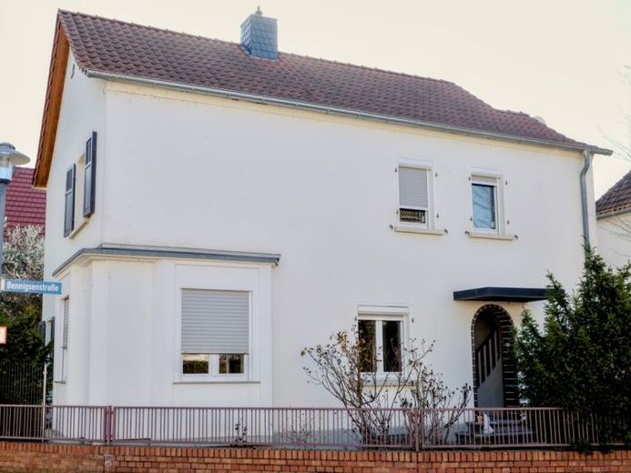 Gepflegtes Einfamilienhaus mit Garten und Garage – Foto 1