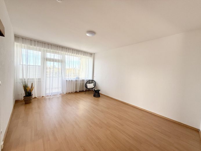 Top-Lage & Weitblick am Fennsee: Helle, bezugsfreie 2-Zimmer-Wohnung. Für Selbstnutzer oder Anleger – Wohnzimmer