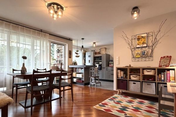 Appartement exclusif de 3 pièces avec loggia, garage et place de stationnement à Hanau-Steinheim