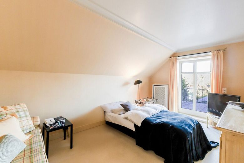Altbaucharme trifft Stil - Saniertes Wohnglück mit Nebengebäude – Schlafzimmer Obergeschoss