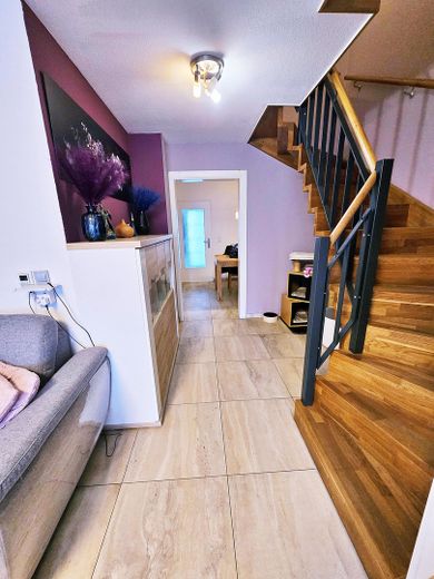 DA PRIVATO!! Casa a schiera centrale adatta alle famiglie con giardino e 2 posti auto ad Ahrensburg – Wohnzimmer Flur