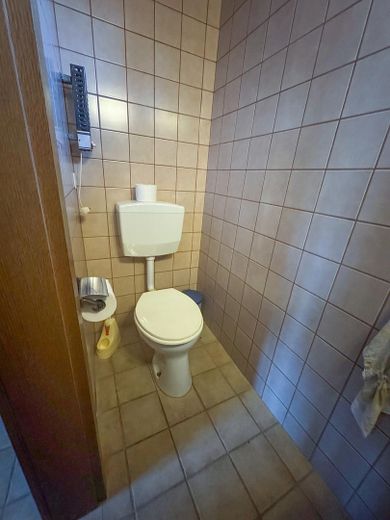Wszechstronna posiadłość z domem mieszkalnym, halami magazynowymi & dużym podwórzem – Hauptwohnung Gästebad