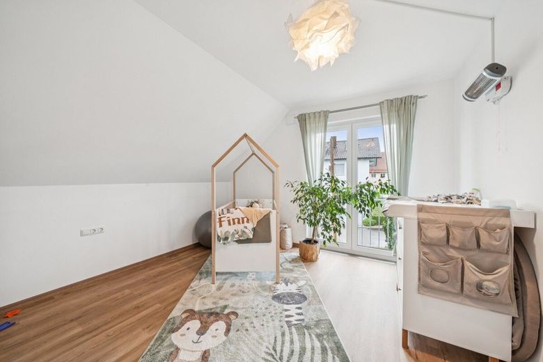 Energieeffizientes Familienhaus in Langenpreising mit großem Grundstück, Doppelgarage und PV-Anlage – Kinderzimmer 2