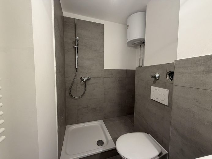 Badezimmer mit Duschwanne 