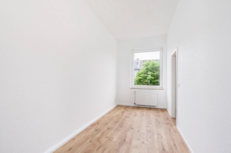 Leben in einer renovierten 3-Zimmer Wohnung mit Balkon – Arbeits-/Kinderzimmer